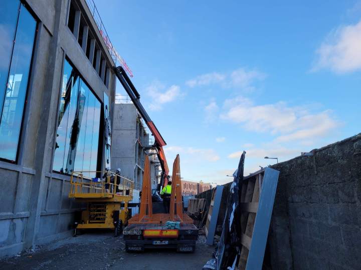 Pose doubles vitrages au camion grue dans mur rideaux neuf