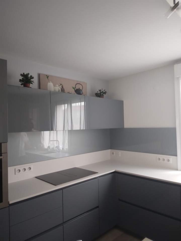 credence cuisine gris