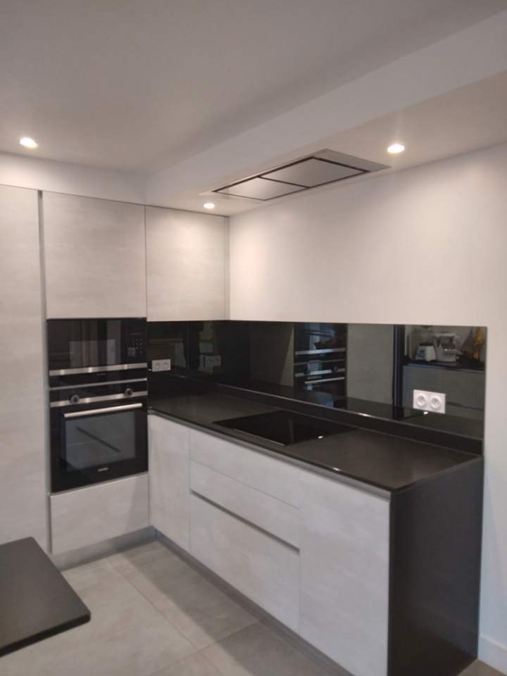 Crédence cuisine Lacobel noir de chez AGC