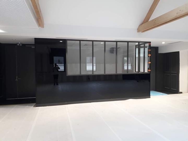 Habillage espace coworking avec Lacobel noir de chez AGC