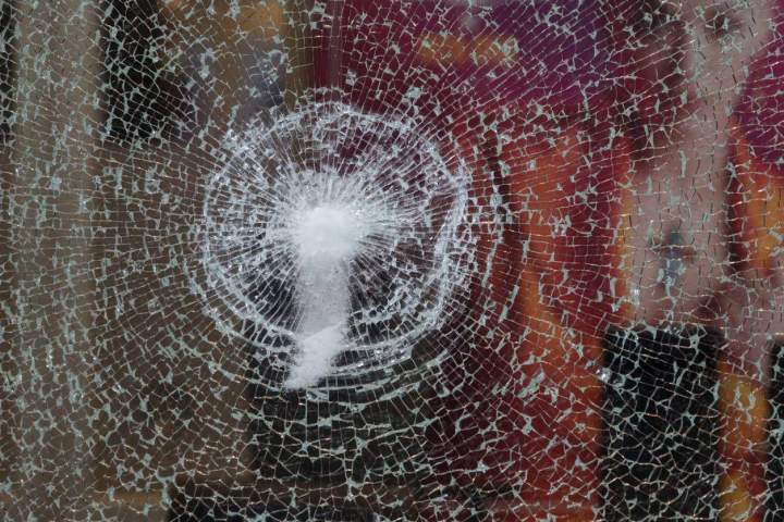  Une fissure ou un impact sur votre vitrine, plus vous attendez plus le danger augmente